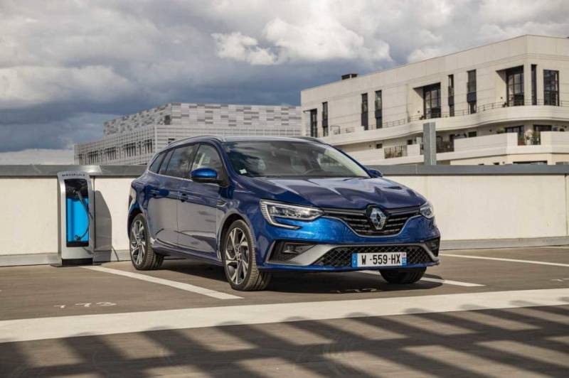Louer une Renault Mégane Hybride Rechargeable à Bordeaux